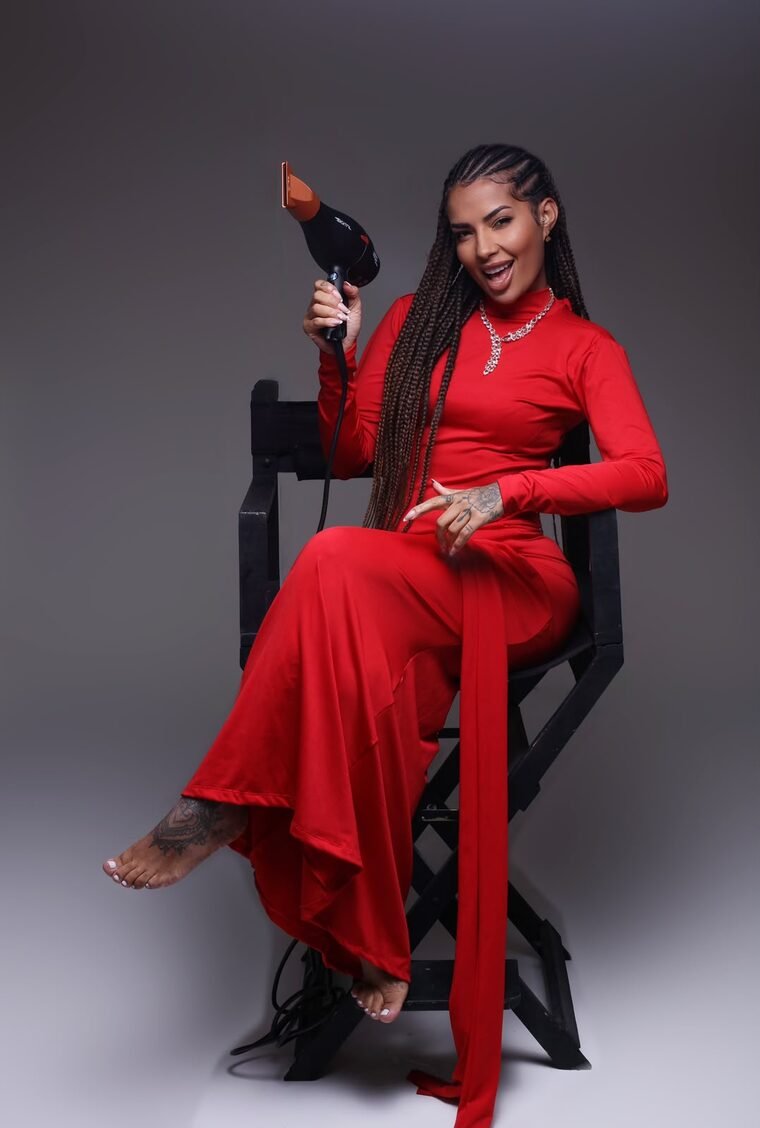 Nanda Burguesinha de vermelho com secador